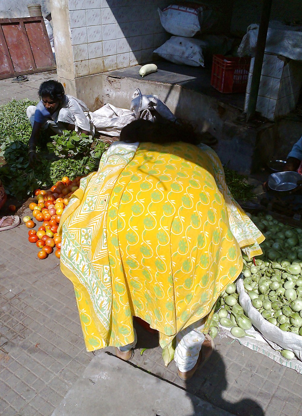 インドのおばちゃんがサリーを着てお尻を曲げています。
 #38038008