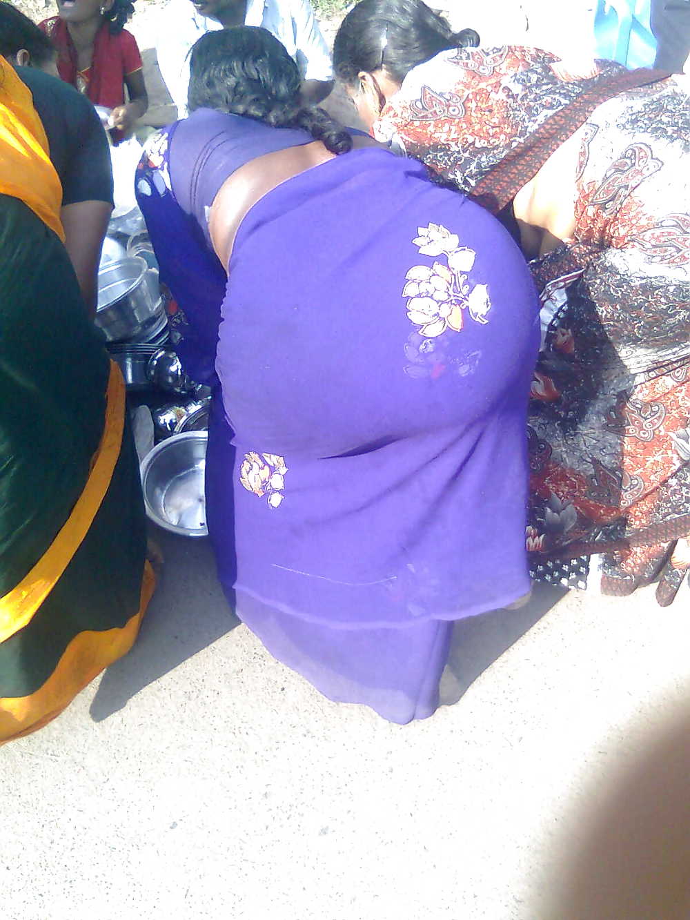 インドのおばちゃんがサリーを着てお尻を曲げています。
 #38038010