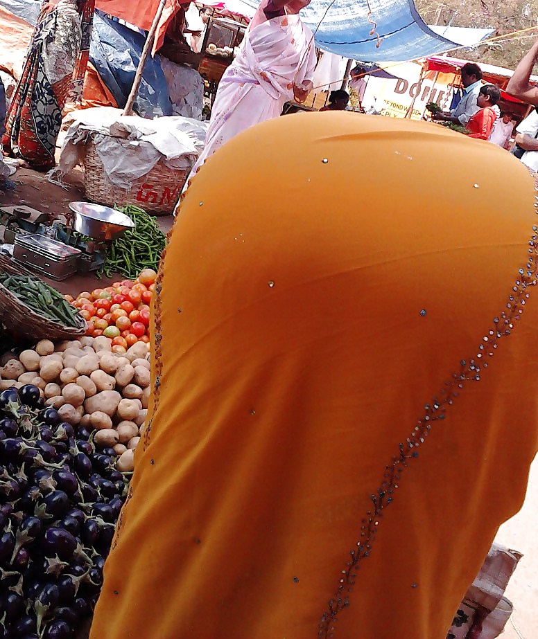 インドのおばちゃんがサリーを着てお尻を曲げています。
 #38038012