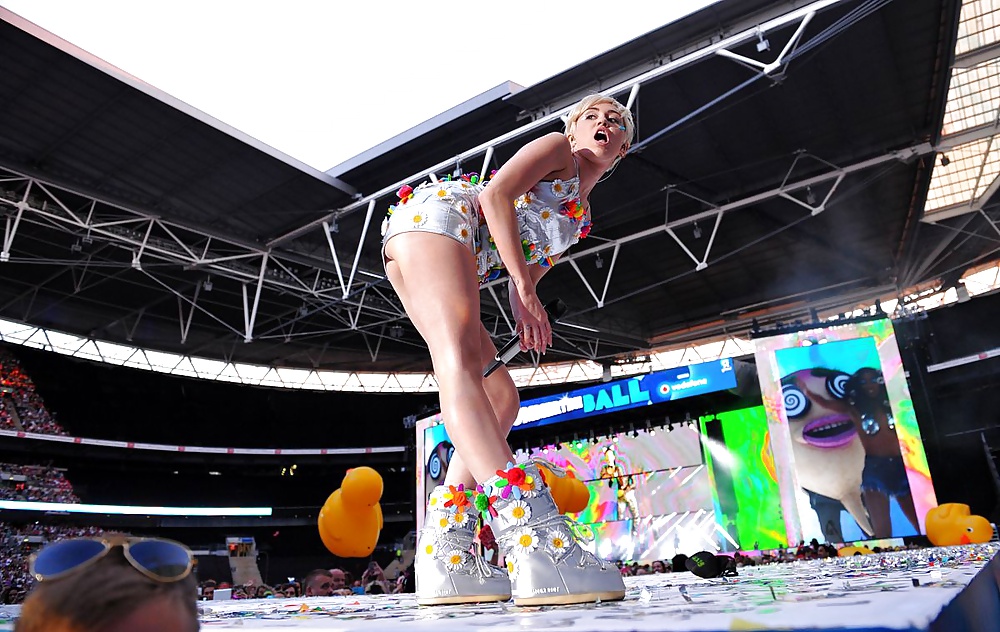 Miley cyrus - puta joven apretado en el escenario
 #33798320