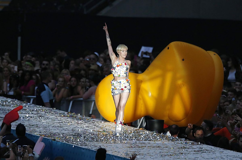 Miley cyrus - puta joven apretado en el escenario
 #33798330