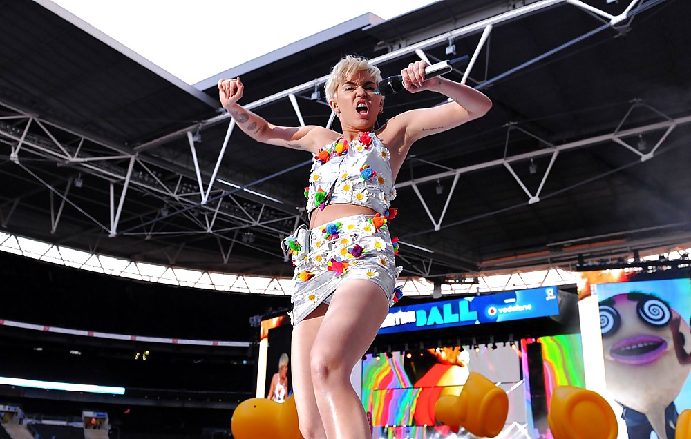Miley cyrus - puta joven apretado en el escenario
 #33798343