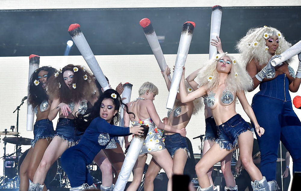 Miley cyrus - puta joven apretado en el escenario
 #33798348