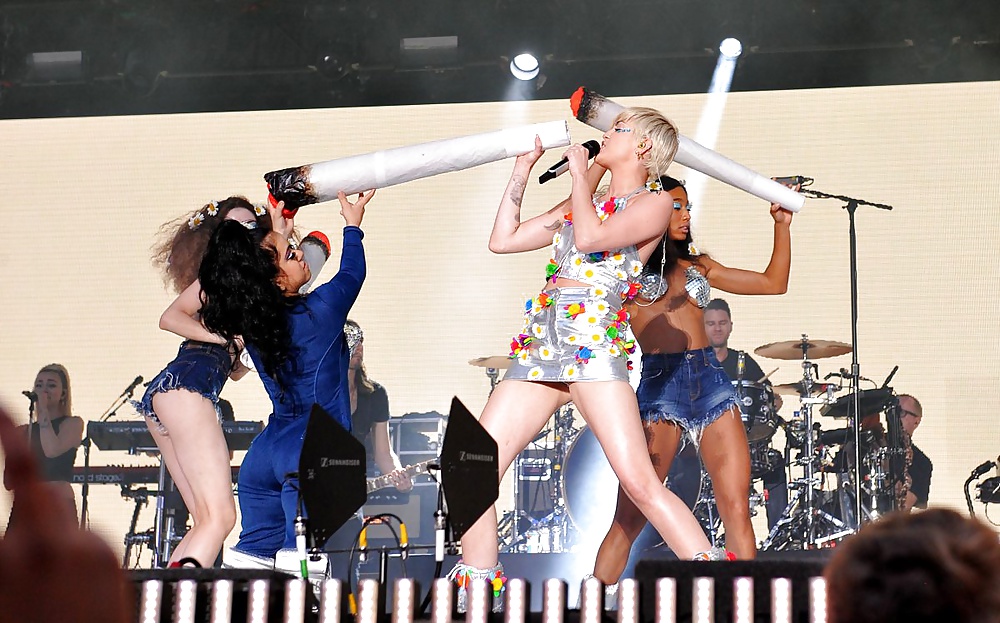 Miley cyrus - puta joven apretado en el escenario
 #33798353