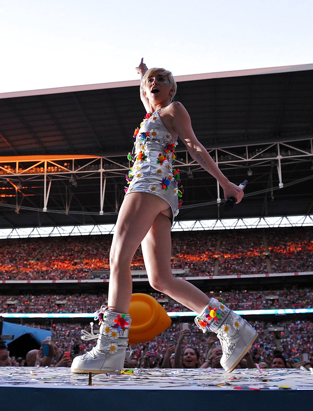 Miley cyrus - puta joven apretado en el escenario
 #33798364