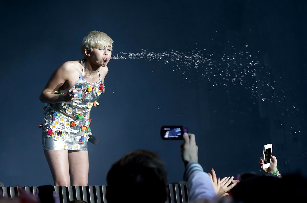 Miley cyrus - puta joven apretado en el escenario
 #33798373