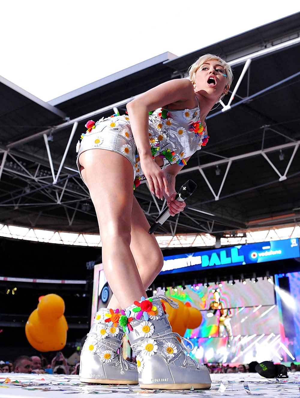 Miley Cyrus - Enge Teen Schlampe Auf Der Bühne #33798393