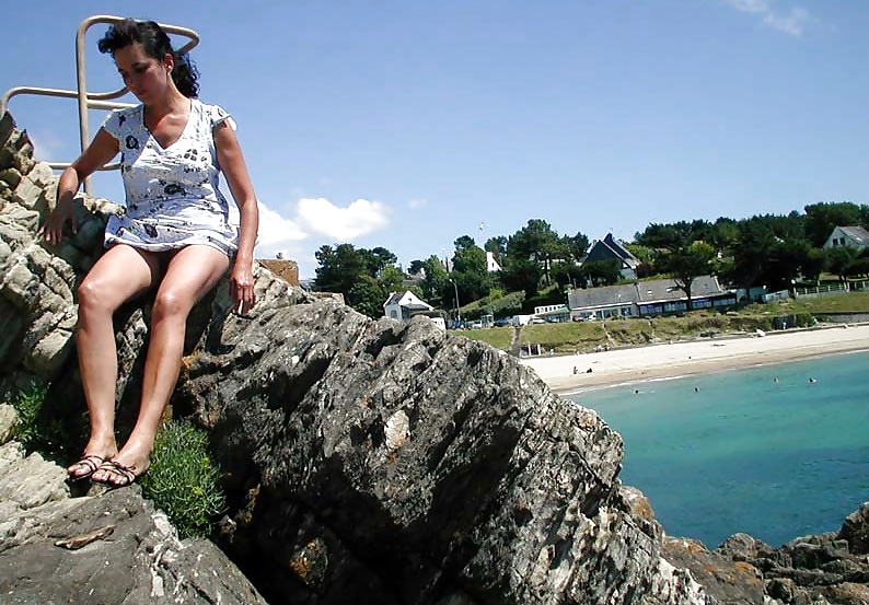 Nadine francese lampeggiante su una spiaggia della Bretagna 2003
 #24663531