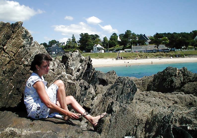 Nadine francese lampeggiante su una spiaggia della Bretagna 2003
 #24663547