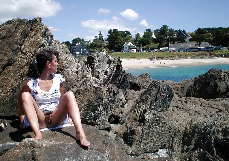 Nadine francese lampeggiante su una spiaggia della Bretagna 2003
 #24663564