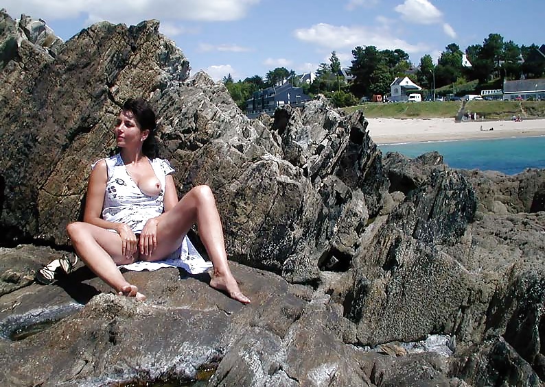 Nadine francese lampeggiante su una spiaggia della Bretagna 2003
 #24663577