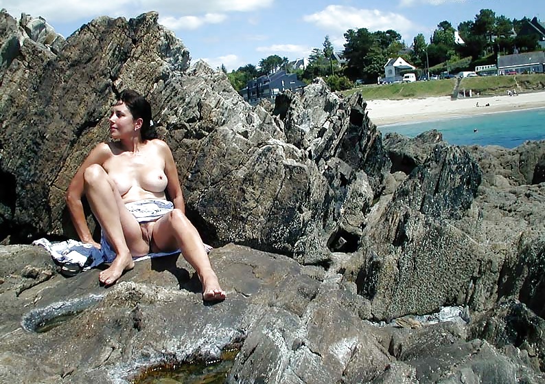 Nadine francese lampeggiante su una spiaggia della Bretagna 2003
 #24663621