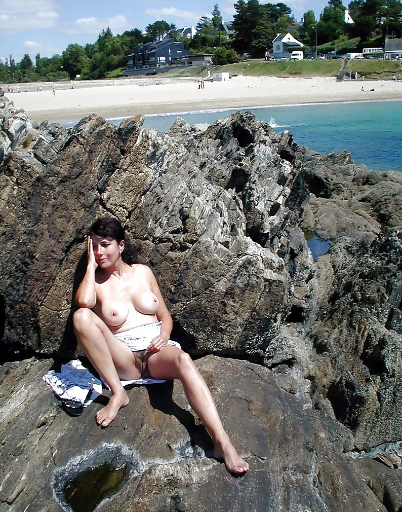 Nadine francese lampeggiante su una spiaggia della Bretagna 2003
 #24663630