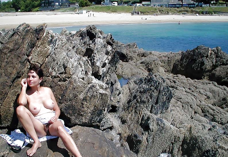 Nadine francese lampeggiante su una spiaggia della Bretagna 2003
 #24663634