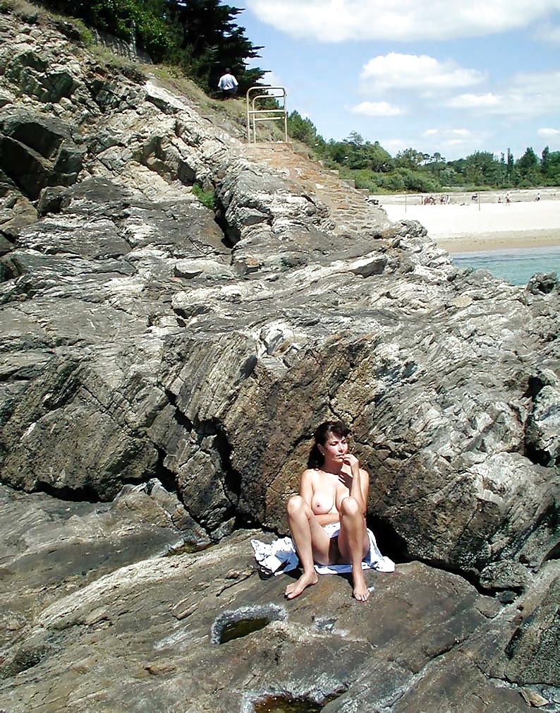 Nadine francese lampeggiante su una spiaggia della Bretagna 2003
 #24663647