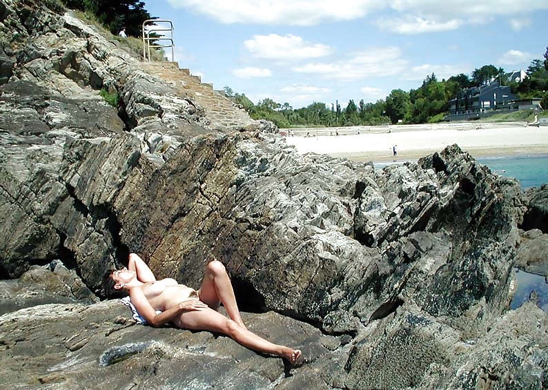 Nadine francese lampeggiante su una spiaggia della Bretagna 2003
 #24663677