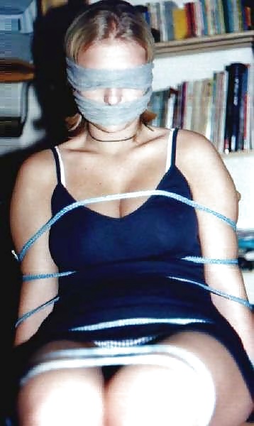 Atada y amarrada
 #27948028