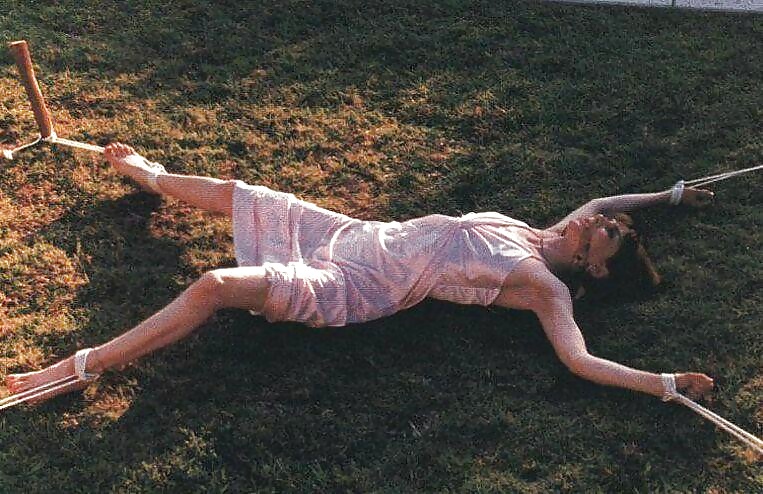 Atada y amarrada
 #27948072