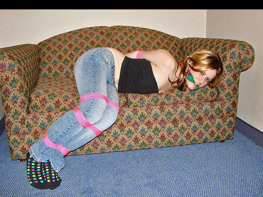 Atada y amarrada
 #27948538