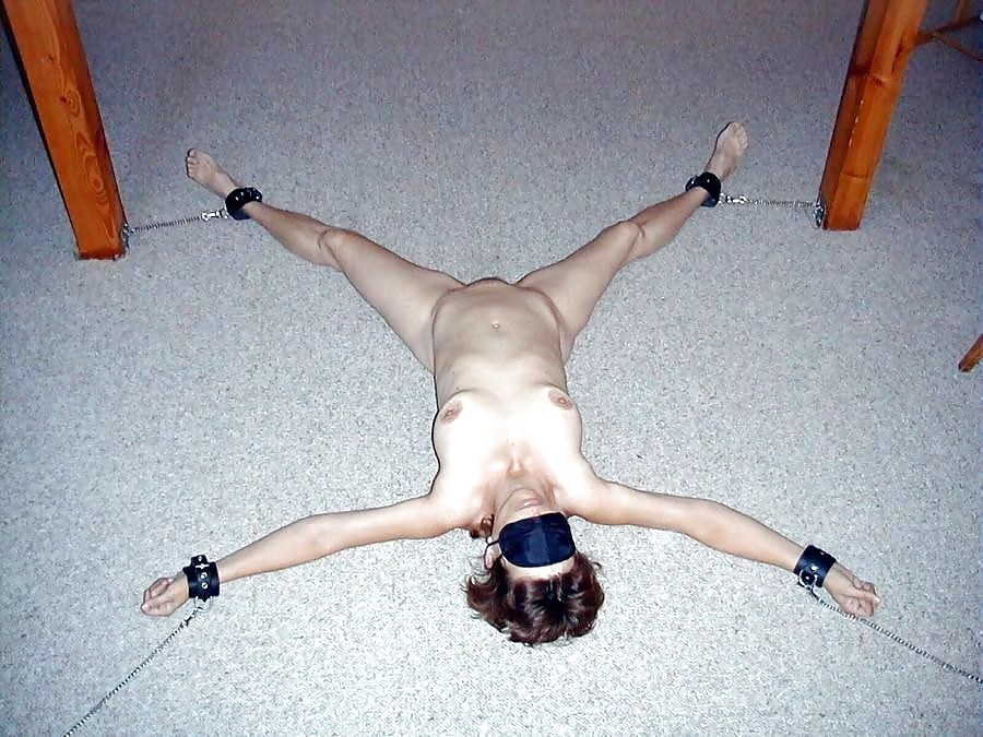 Atada y amarrada
 #27948562