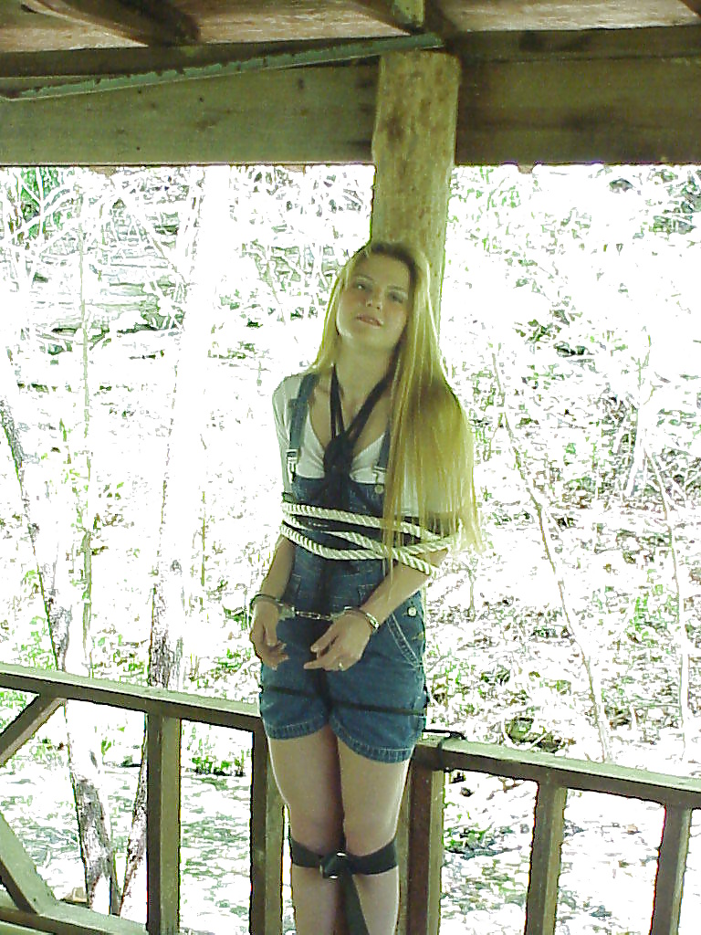 Atada y amarrada
 #27948598