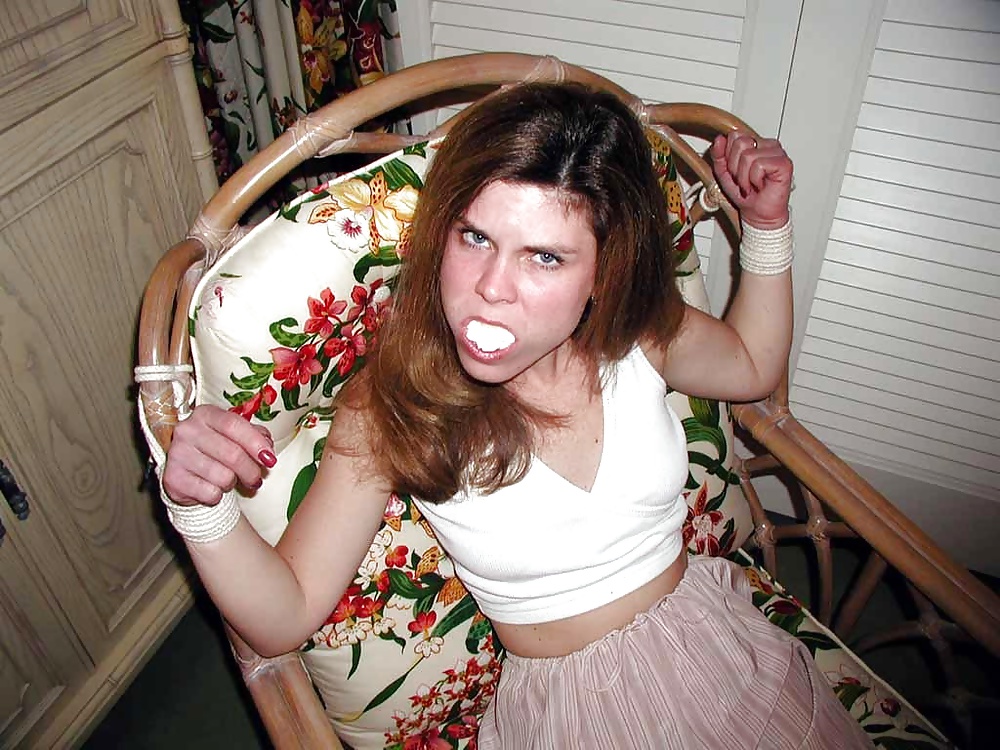 Atada y amarrada
 #27948641