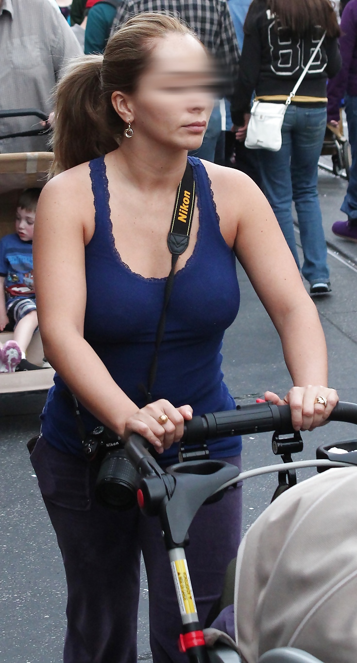 私のオッパイ見てる？
 #37583732