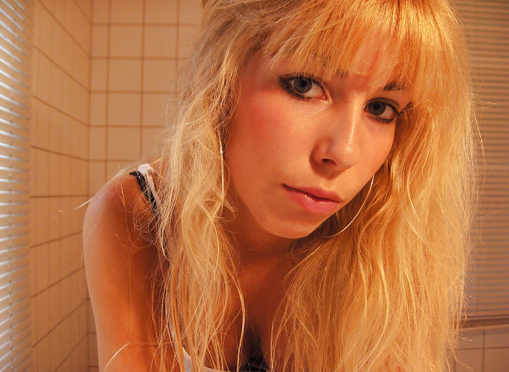 Hot Blonde Teenager-Mädchen #23224025