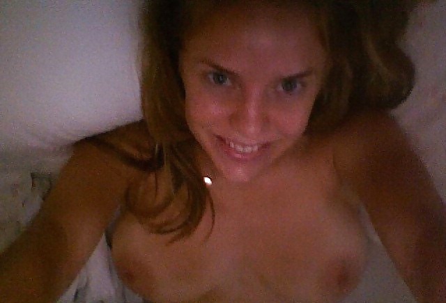 Kelli garner filtró fotos de desnudos 
 #29420408