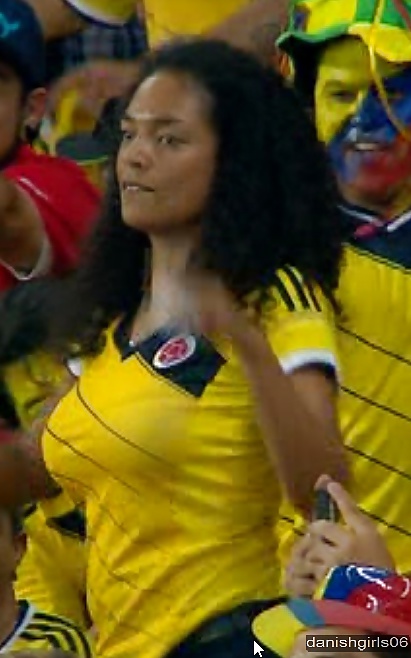 ワールドカップ14の試合で踊るコロンブスのバストアップ乳首
 #31054277