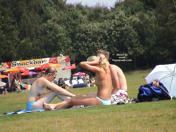 Ragazze in spiaggia 3
 #24486330