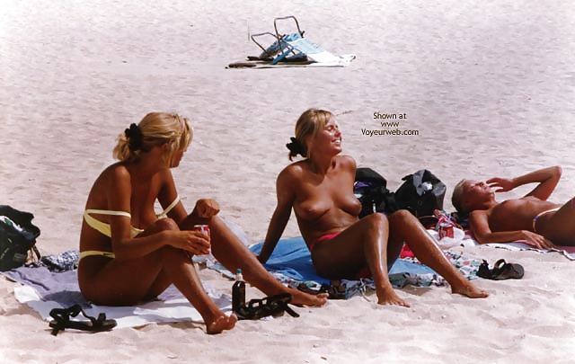 Ragazze in spiaggia 3
 #24486392