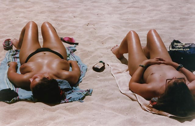 Ragazze in spiaggia 3
 #24486511