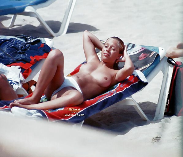 Ragazze in spiaggia 3
 #24486619