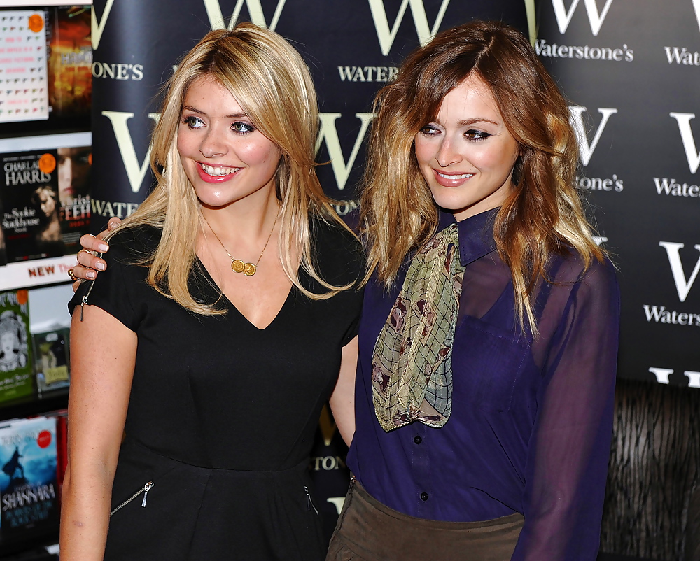 Holly willoughby & fearne cotton juntos
 #37441626