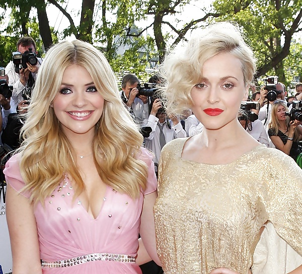 Holly willoughby & fearne cotton juntos
 #37441641