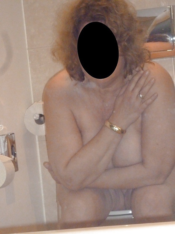 Ménagère Montrant Ses Gros Seins Dans La Salle De Bain #35467783