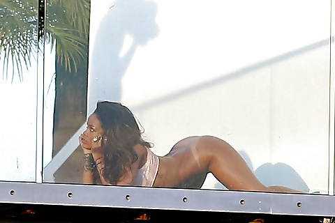 Rihanna Photoshoot Ass Naked on all fours #28044856