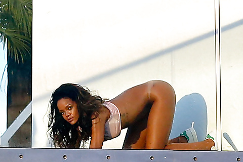 Rihanna Photoshoot Ass Naked on all fours #28044865
