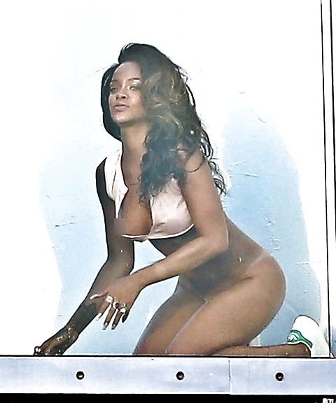 Rihanna photoshoot culo desnudo a cuatro patas
 #28044878