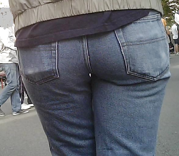 Milf culo in jeans stretti
 #29390817