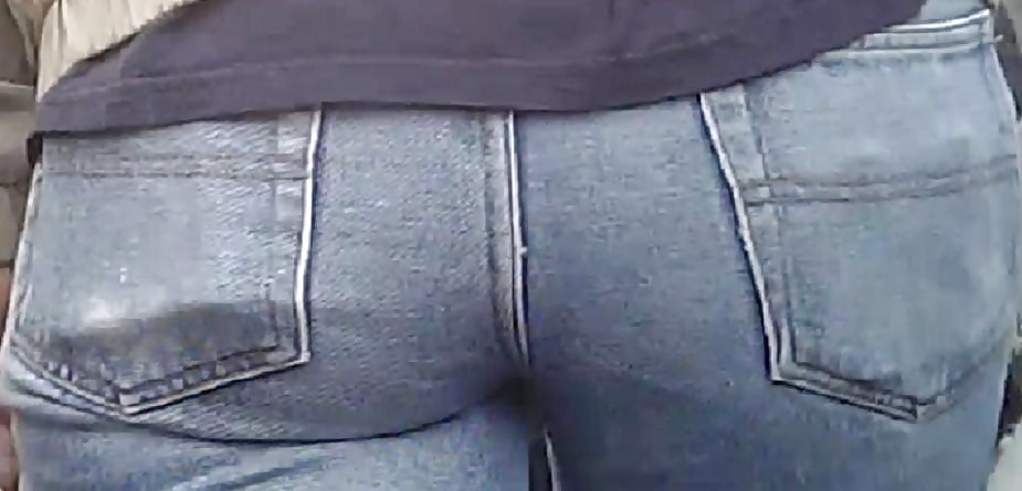 Milf culo in jeans stretti
 #29390847