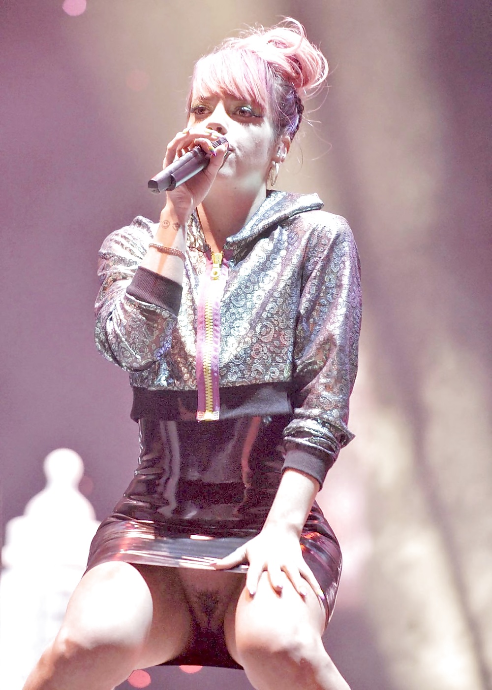 Lily Allen Pantyless Upskirt On Stage #32843990