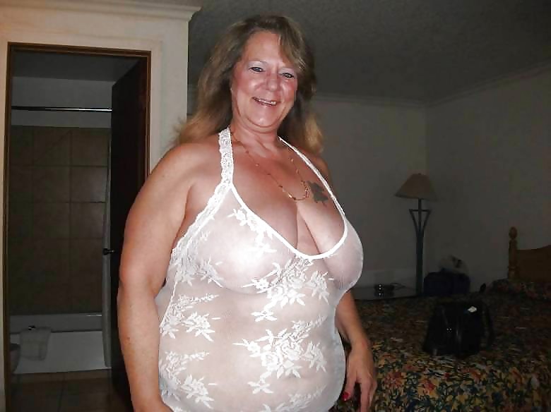 Todo braless 71.
 #36237551