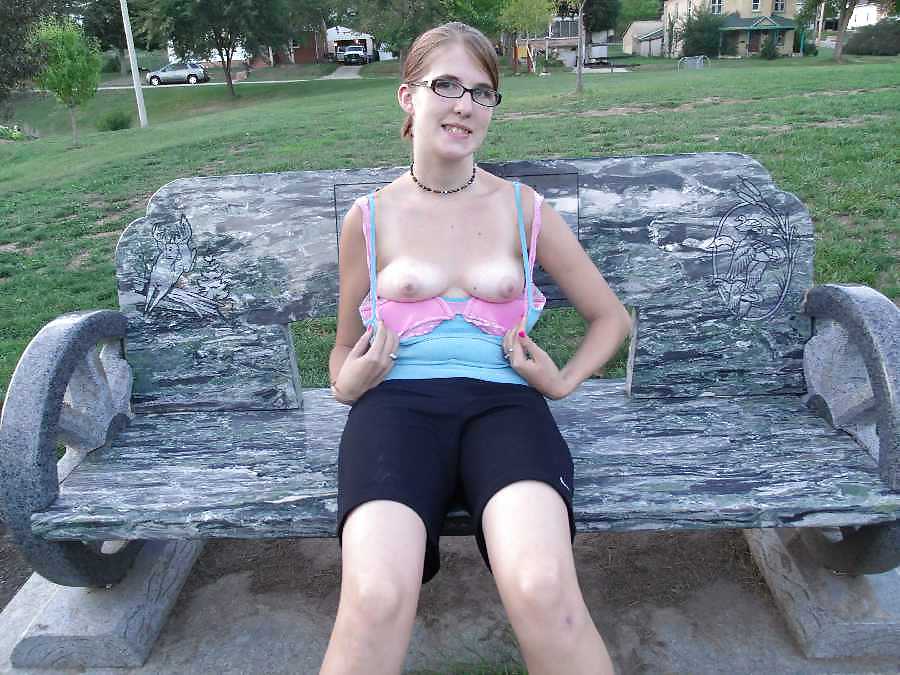 ベンチの上でスカートをめくり、裸になる痴女たち
 #35802618