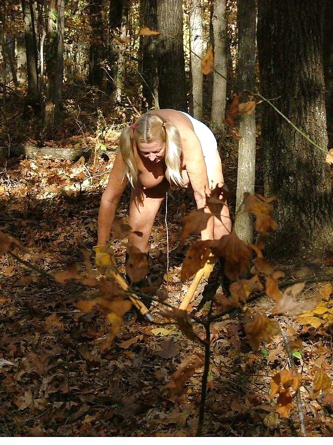 Abuela cachonda en el bosque
 #37697540