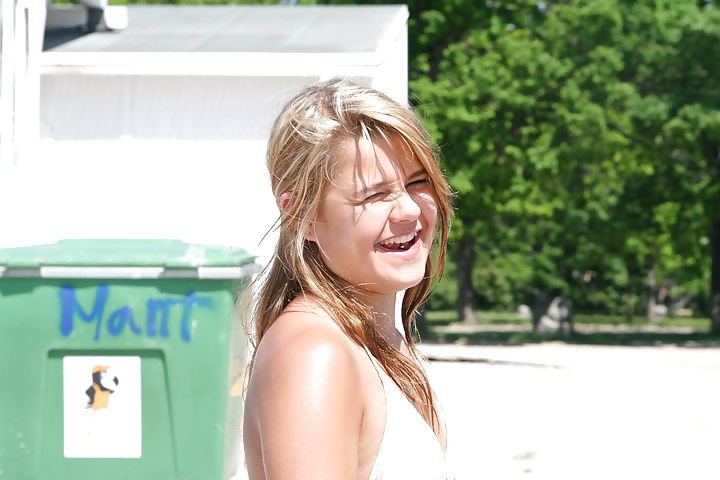 10代の女の子がビーチで
 #40152144