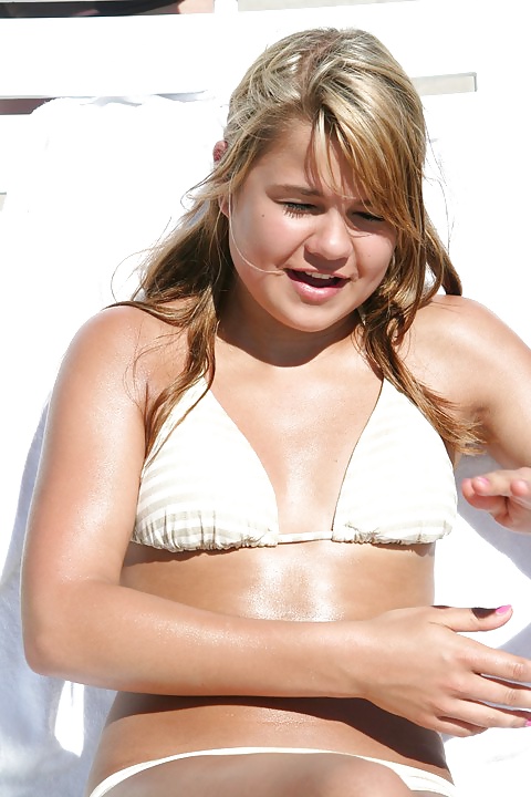 10代の女の子がビーチで
 #40152149