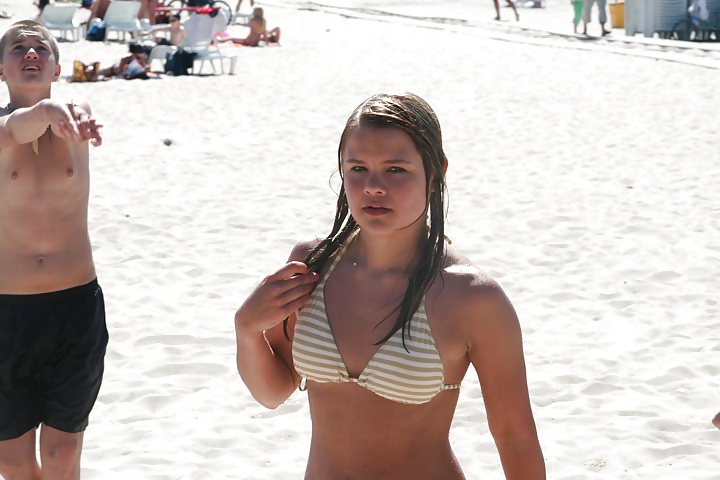 10代の女の子がビーチで
 #40152185