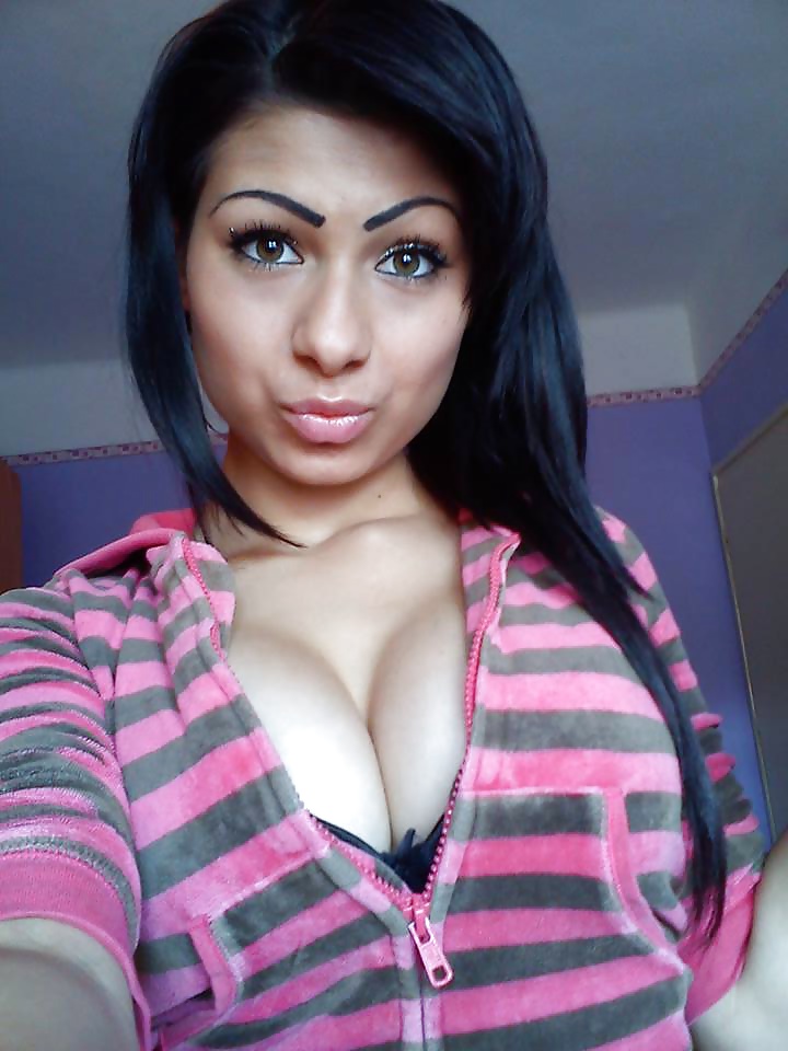 Busty Teens Cleavage 4 #33874870